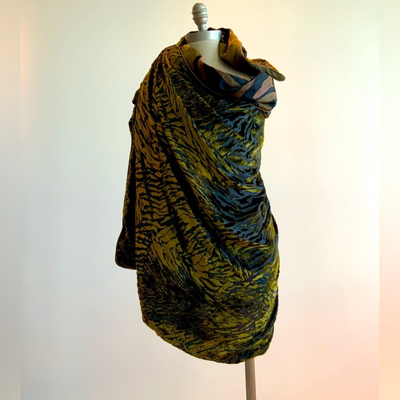 Dramatic Burnt Velvet Double Faced Wrap - Picture 5 of 9